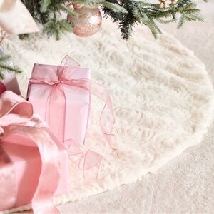 NWT Pottery Barn Love Shack Fancy Rosette Tree Skirt With Ivory Fur